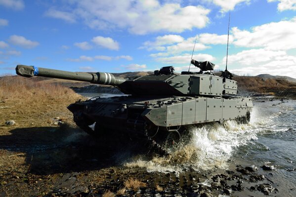 Char de combat «Leopard 2a6 , photo sur la rivière avec des éclaboussures et le ciel