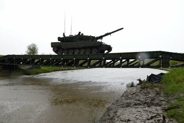 Paso del tanque leopardo a través del puente