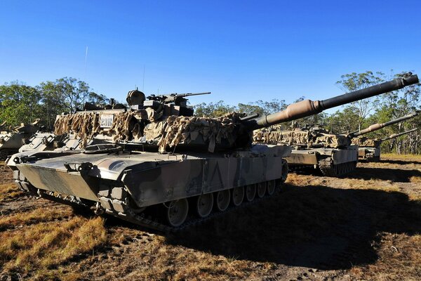 Tanques con cañones direccionales durante el día