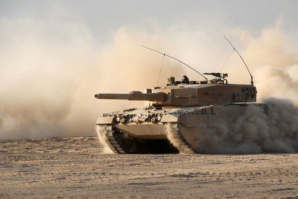 Char de combat Leopard-2 A4 dans la poussière et le sable