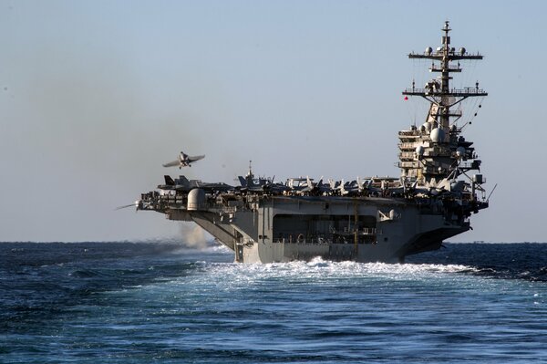 Il caccia Americano McDonnell Douglas F/A-18 Hornet e la portaerei USS George H. W. Bush nell Oceano Atlantico