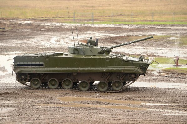 Vehículo de combate BMP-3 en el campo