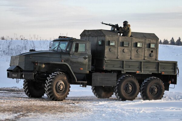 Panzerwagen im Winterfeld