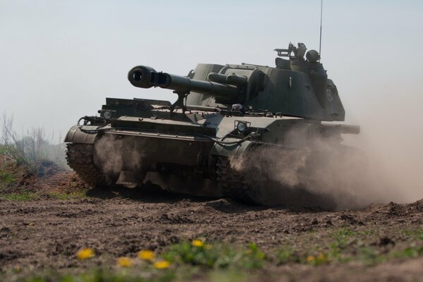 Self-propelled howitzer raises dust at high speed