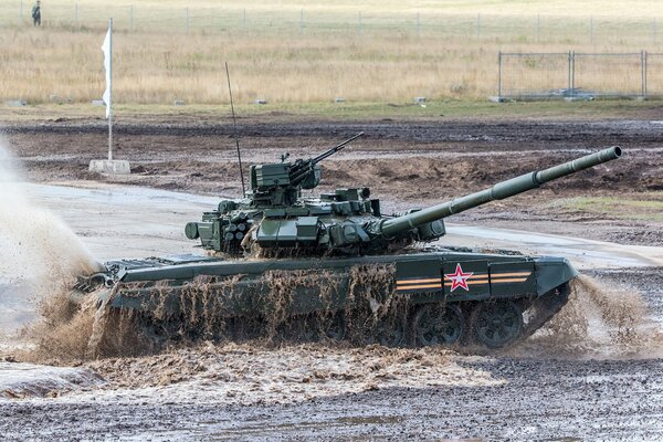 Véhicules blindés sur le champ de tir du char t-90