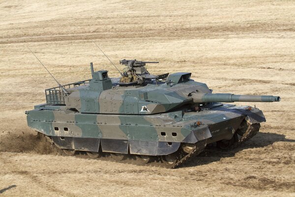 Tanque de batalla principal japonés en el campo