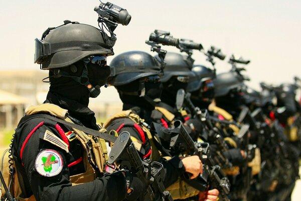 Soldati delle forze speciali con telecamere in testa