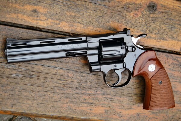 Bretter Revolver Colt Python