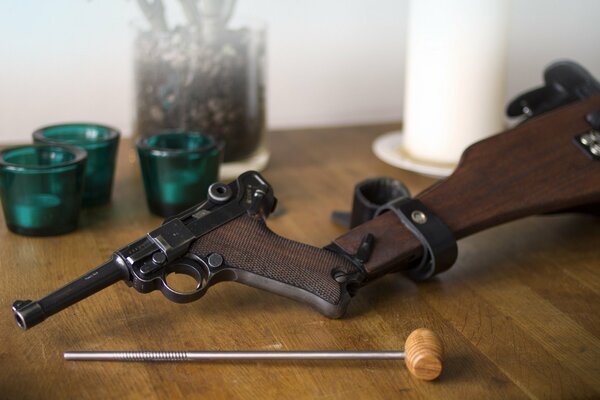 Fotografía de una pistola con culata, parabellum