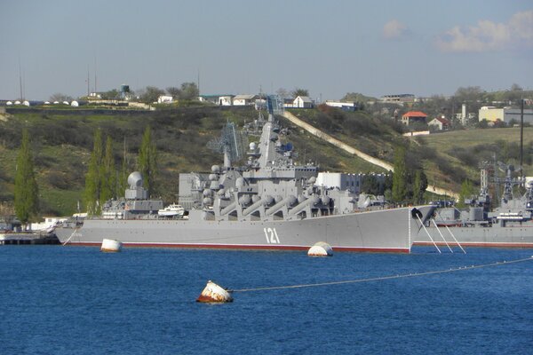 Raketenkreuzer im Hafen von Sewastopol