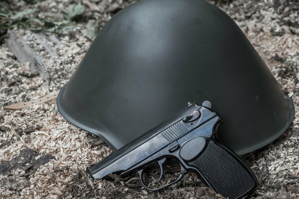 Pistola e casco autocaricanti Makarov