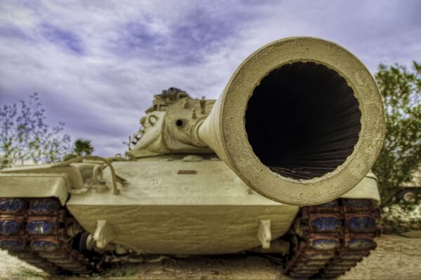 Main muzzle of a battle tank