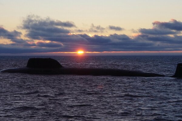 Schöner Sonnenuntergang mit U-Boot in Sewerodwinsk