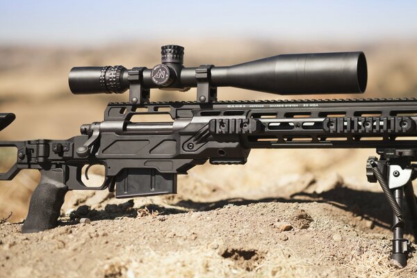 Fusil de sniper avec optique sur le sable