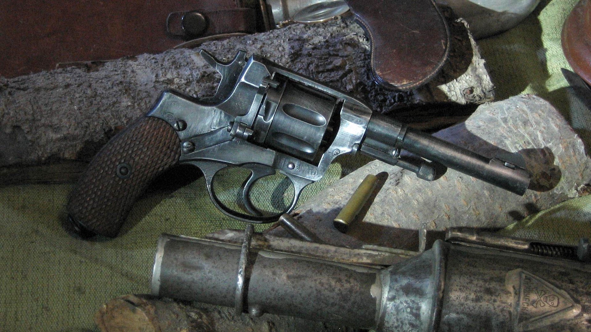 nagan waffe granate munition revolver