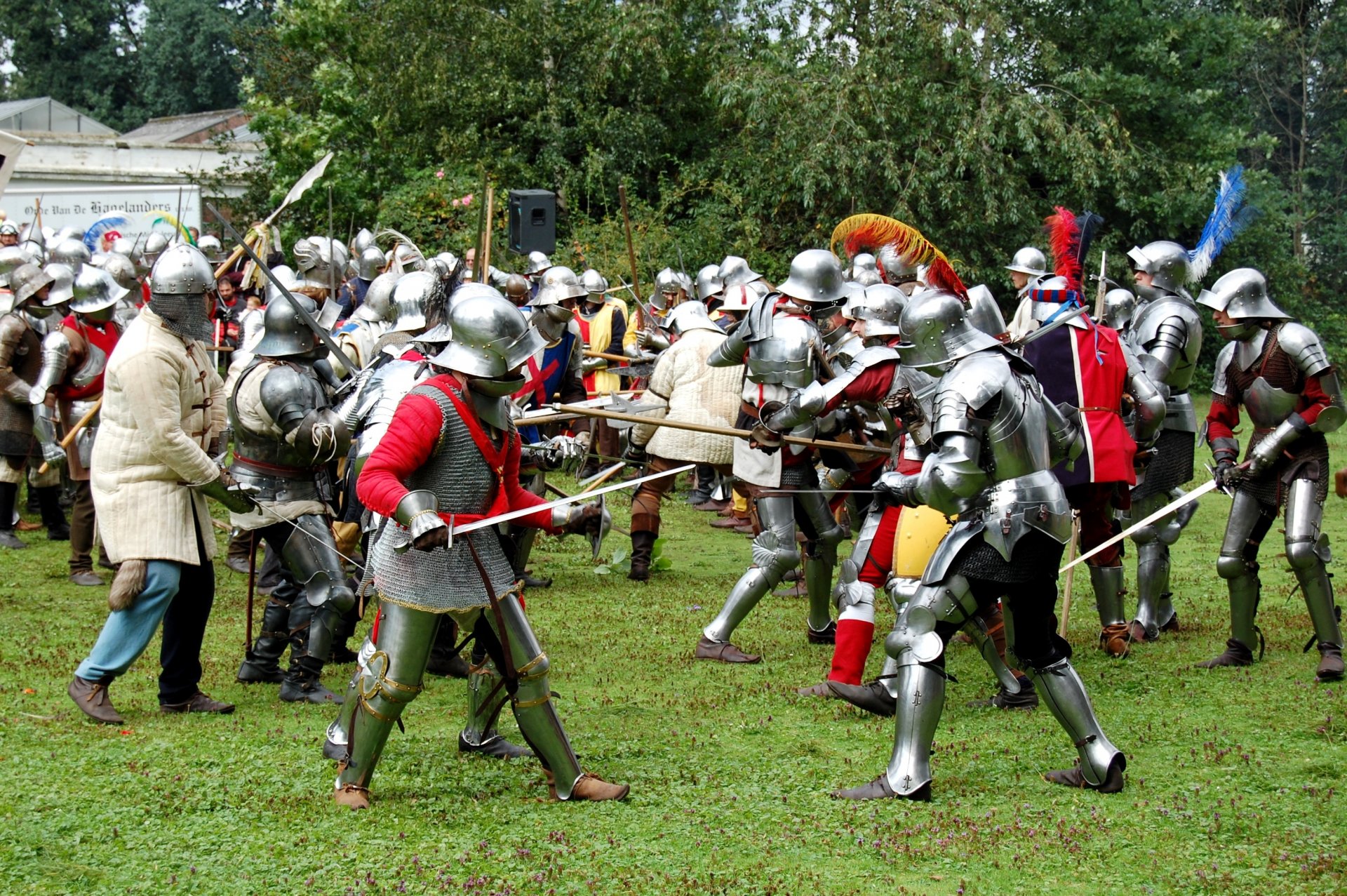 reconstrucción histórica militar batalla batalla edad media espadas escudos lanzas armaduras cascos hierba vegetación