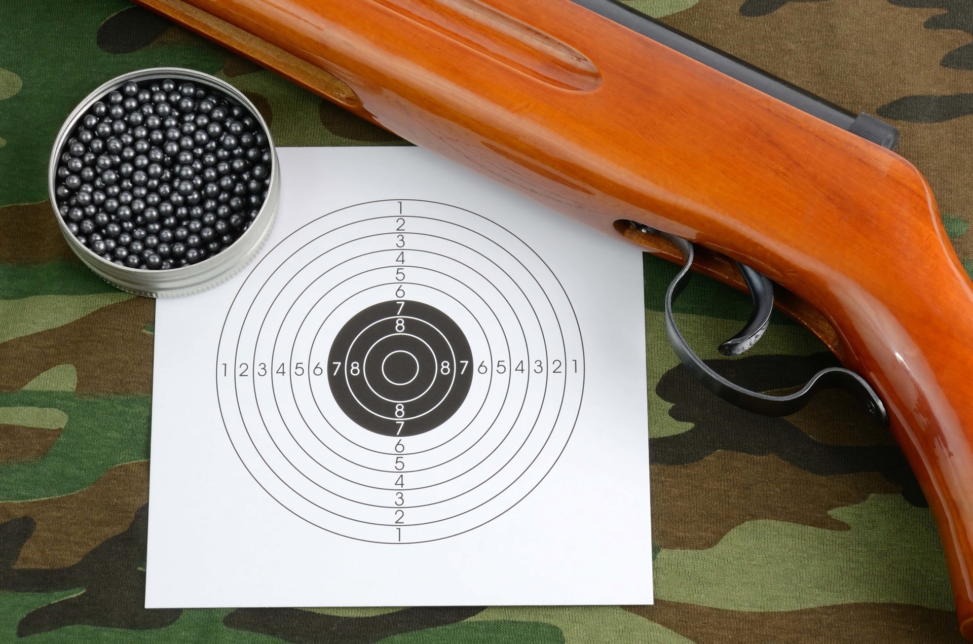 schießstand luftgewehr gewehr blechdose dose mit kugeln ziel hintergrund farben khaki