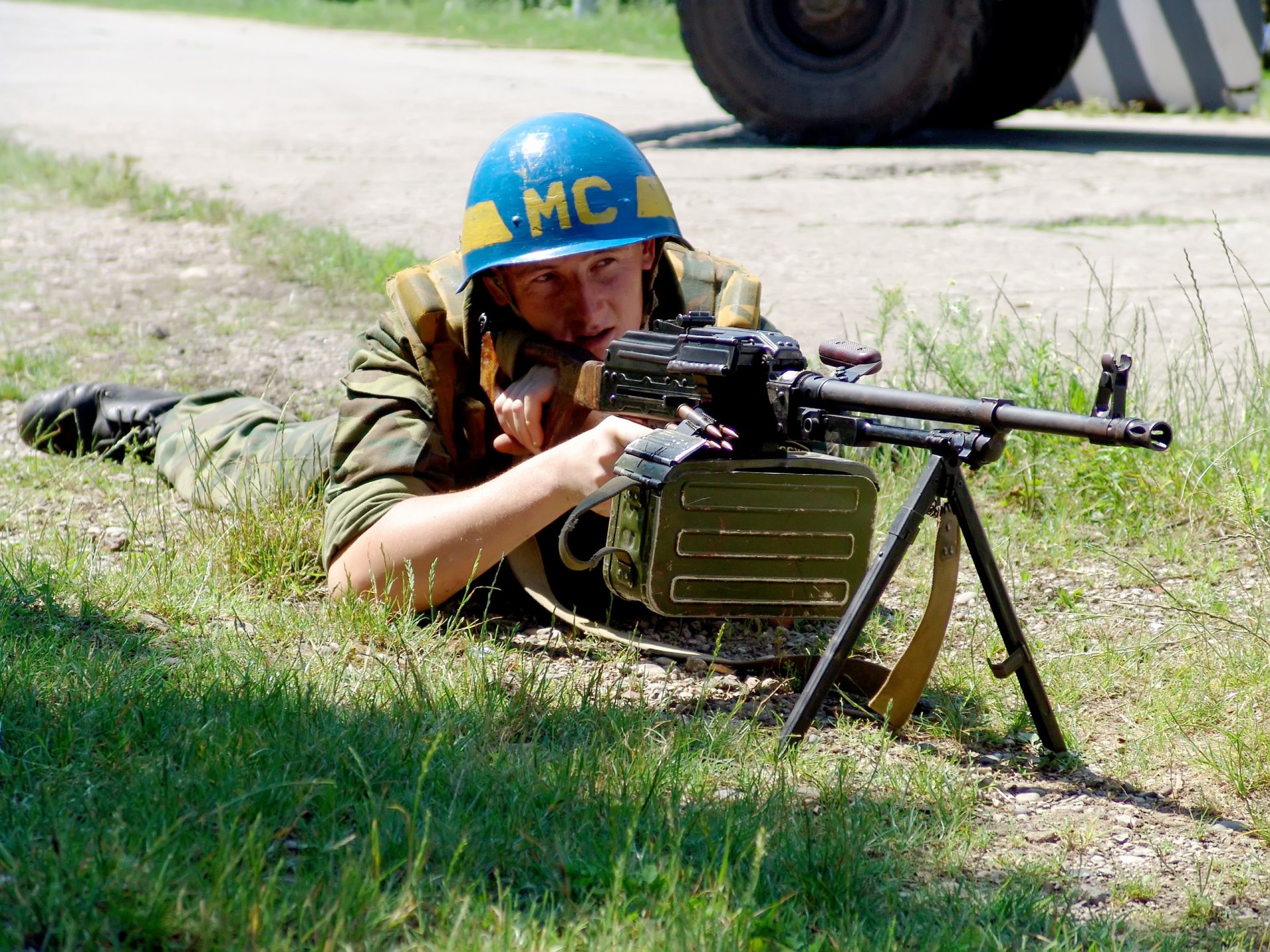 blau helm blauhelm soldat russisches friedenssicherungskontingent alarmzentrale auf feuerposition