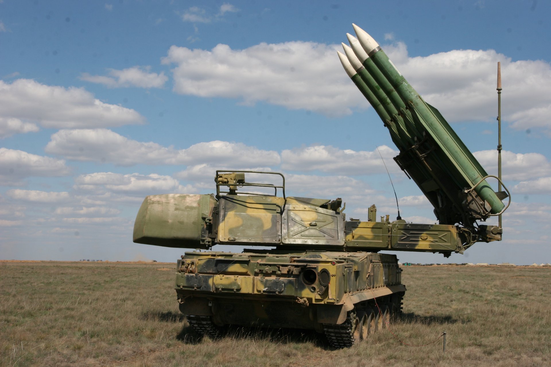 buk-m2 sistema missilistico antiaereo semovente installazione campo cielo