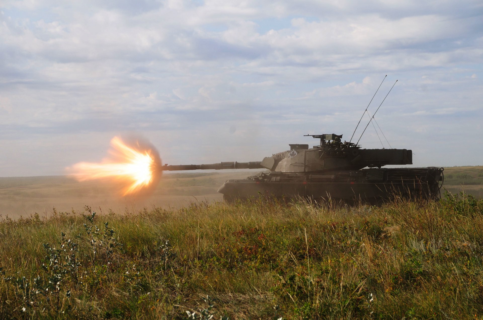 leopard-s2 kanadisch kampf panzer gras feuer