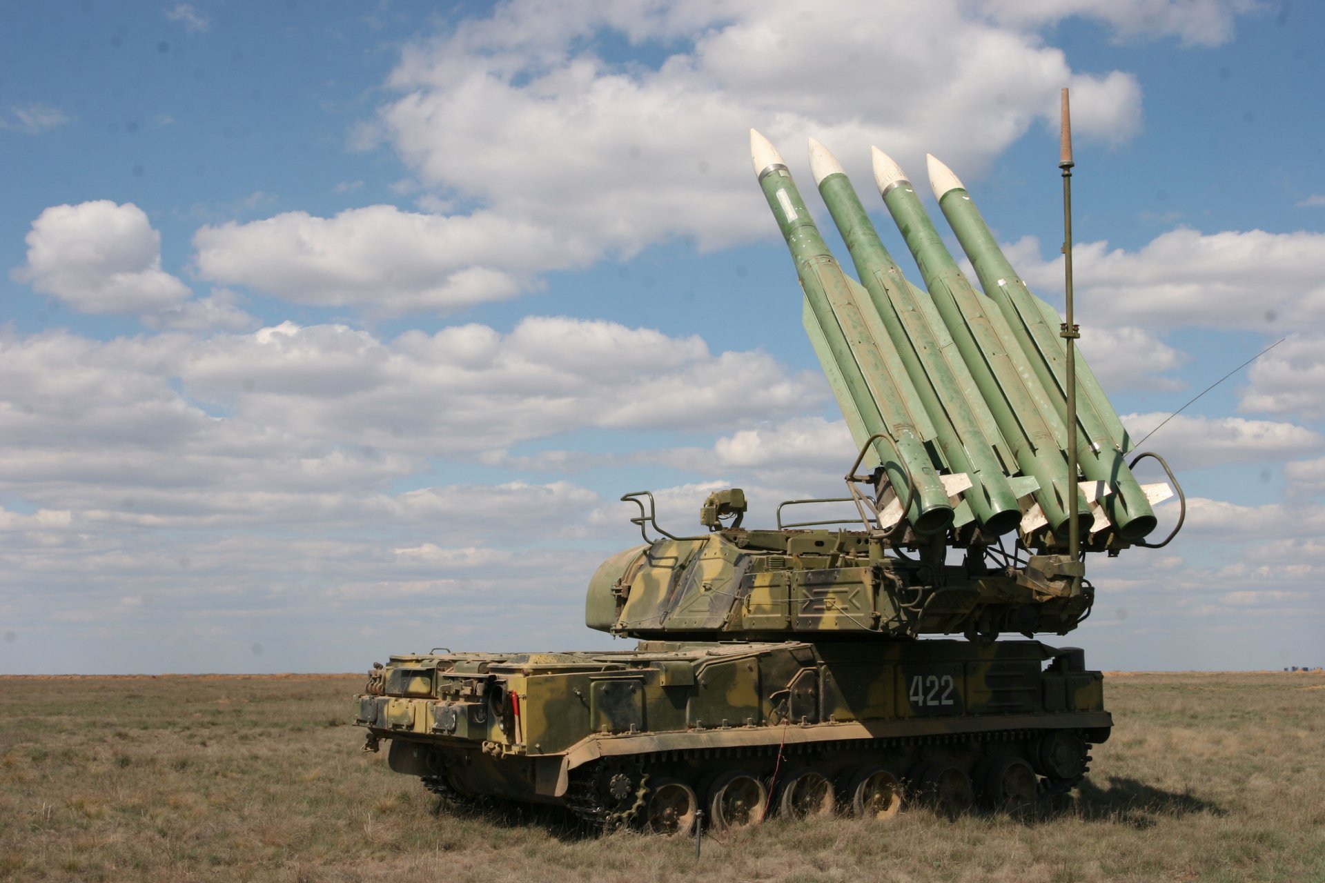 buk-m2 misiles antiaéreos complejo autopropulsado instalación campo cielo nubes