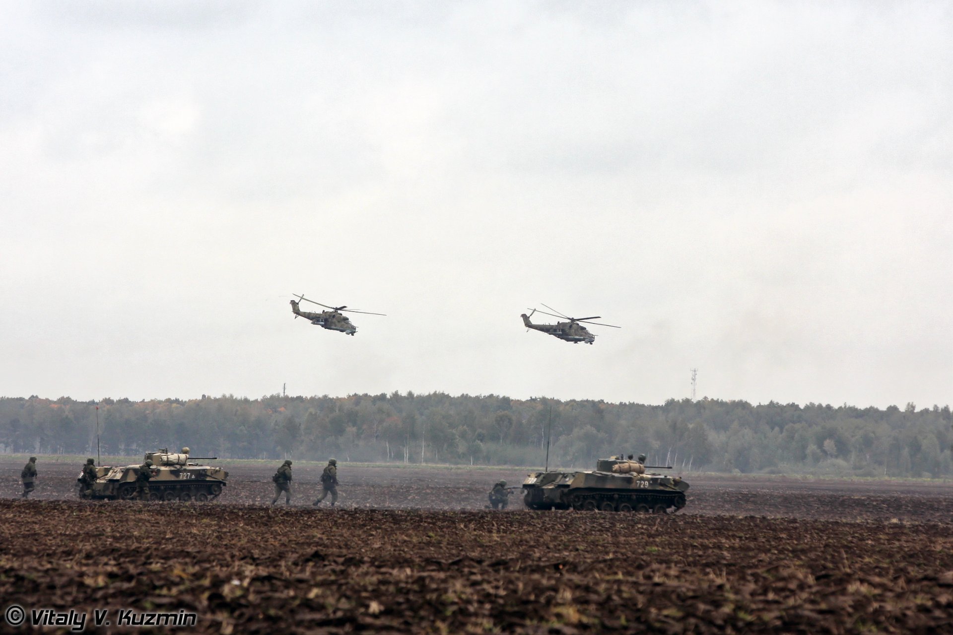 bmd-2 żołnierze siły powietrzne spadochroniarze mi-24 broń ćwiczenia poligon