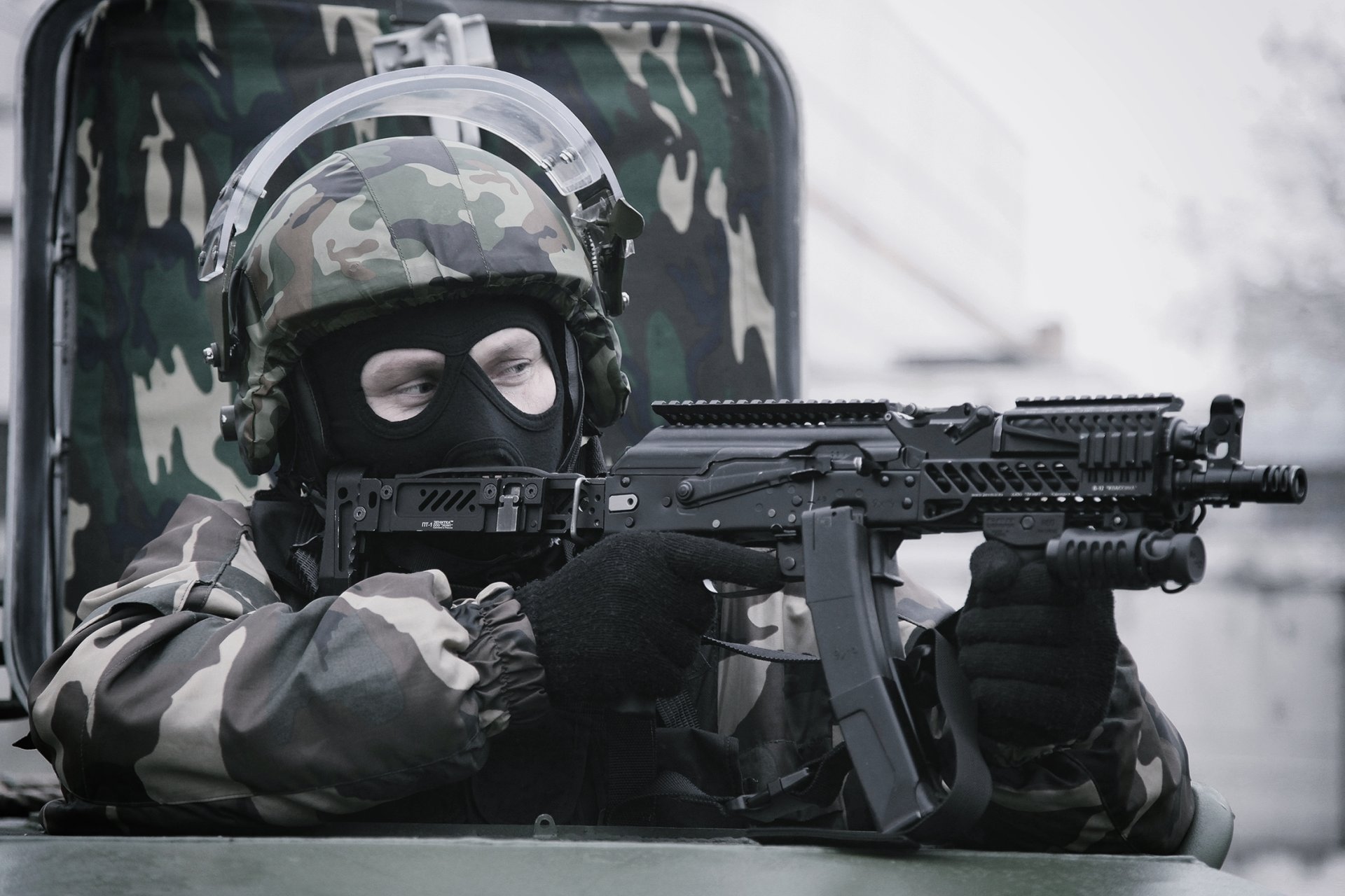 osn saturn spezialeinheiten soldat kämpfer militär russland maschinengewehr pp-19-01 ritter-ch helm maske