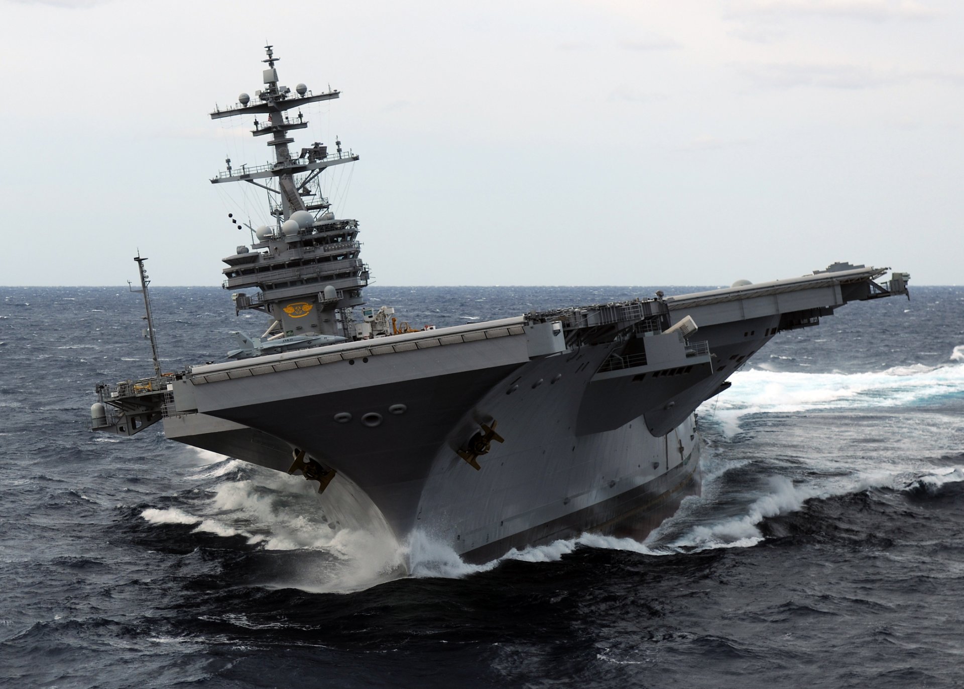 uss george hw bush cvn-77 porte-avions type nimitz navire inversion océan vagues