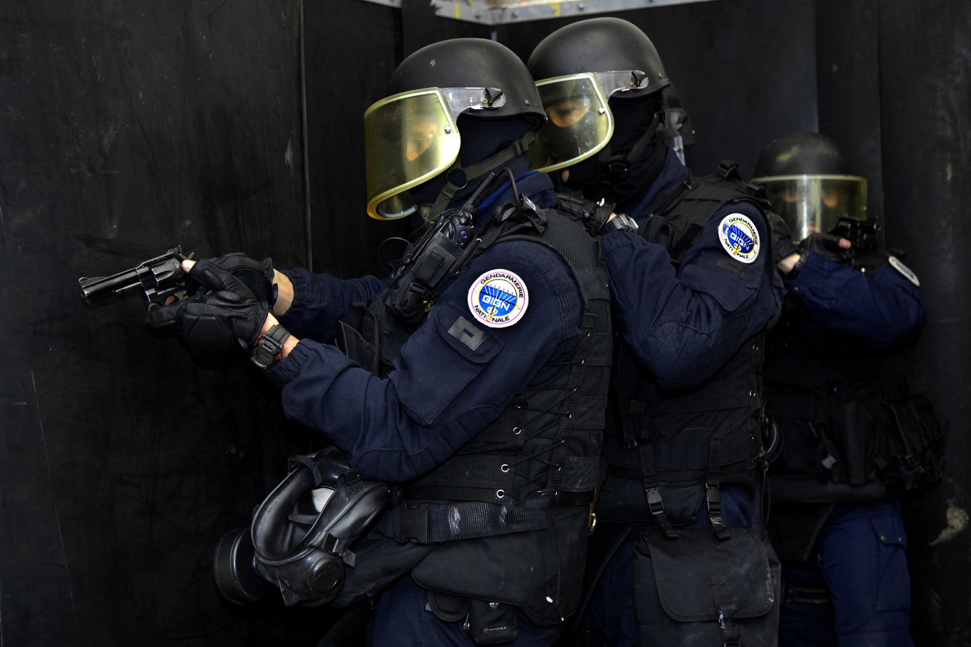 francese forze speciali assalto combattenti armi gign casco maschera antigas