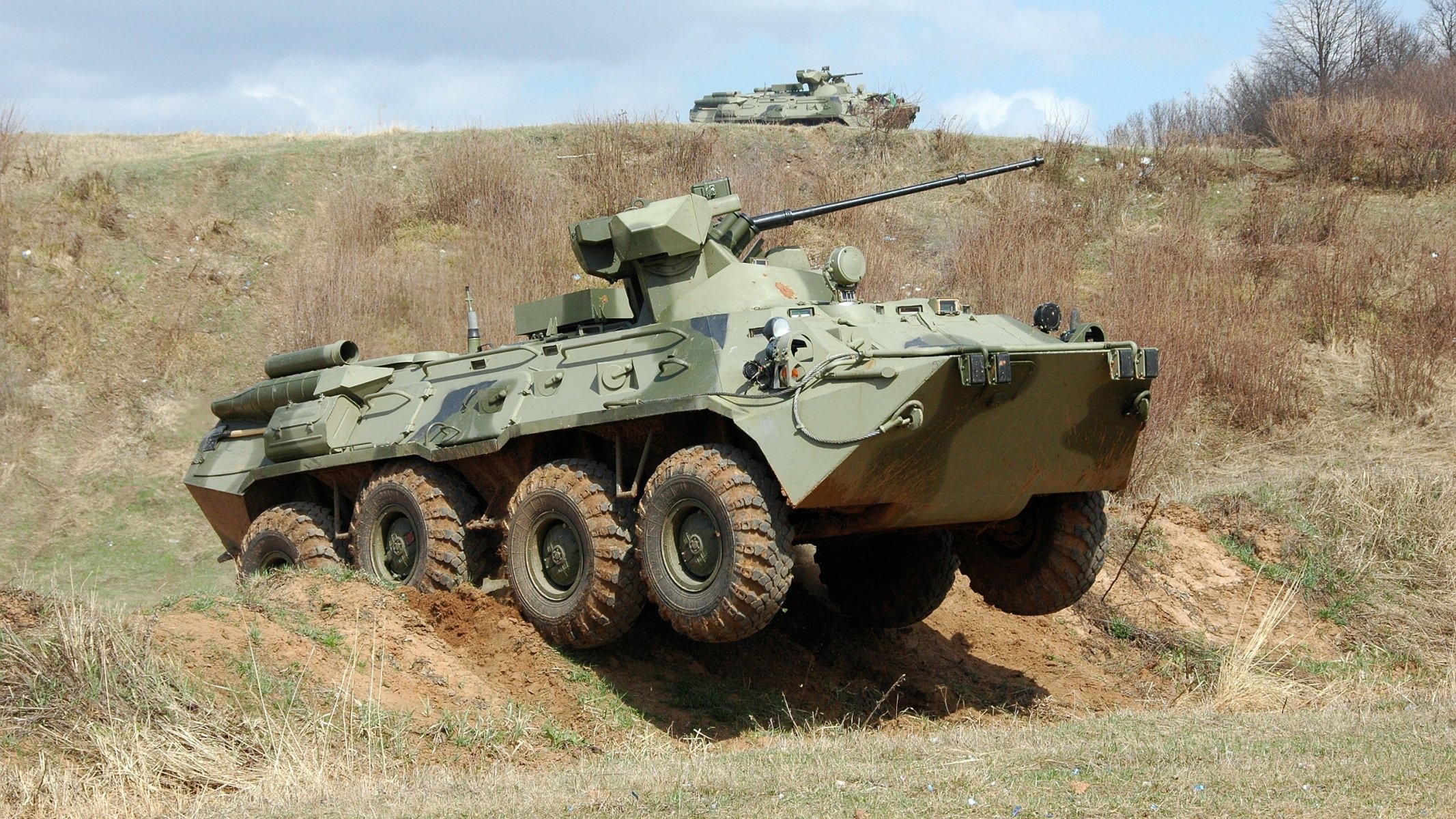 btr-82am russland ton schmutzig zwei hindernis