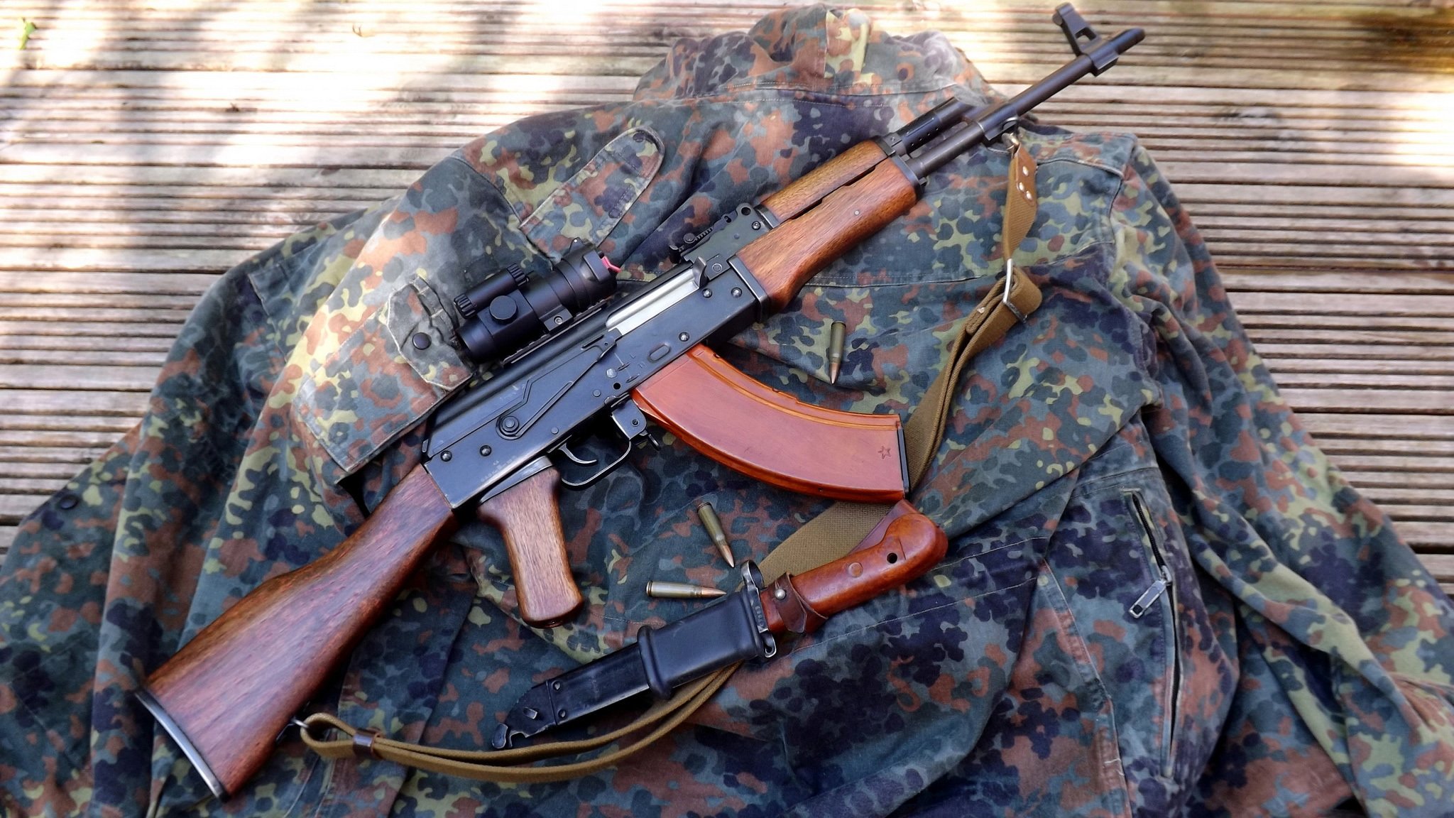 akm rifle de asalto kalashnikov actualizado vista bayoneta chaqueta camuflaje