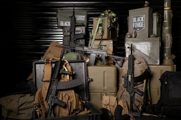 Автоматы и винтовки на складе оружия