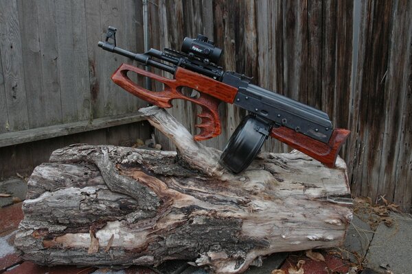 Automatic weapons with a drum mounted on a log