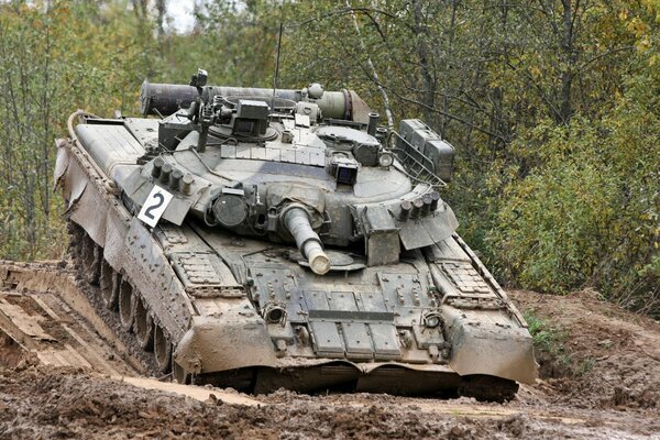 Tanque ruso en el relleno sanitario en el barro