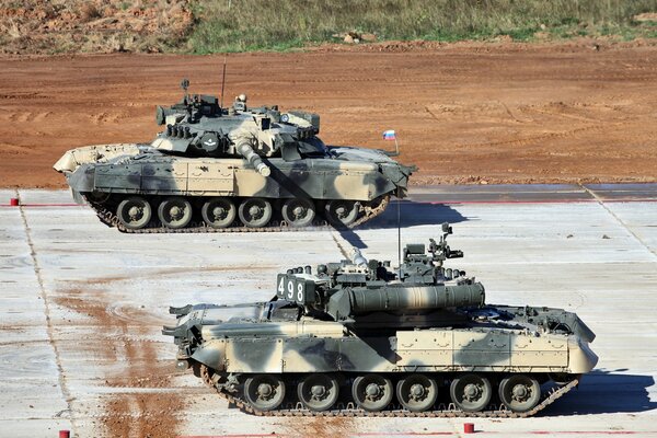 Tanques T-80U en el biatlón de tanques 2013