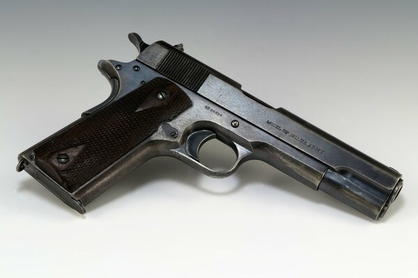 Foto der Pistole M 1911 mit braunem Griff