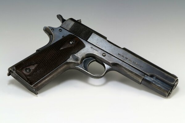 Photo du pistolet M 1911 avec poignée marron