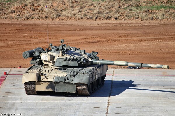 Tanque T - 80U con un cañón durante el ejercicio