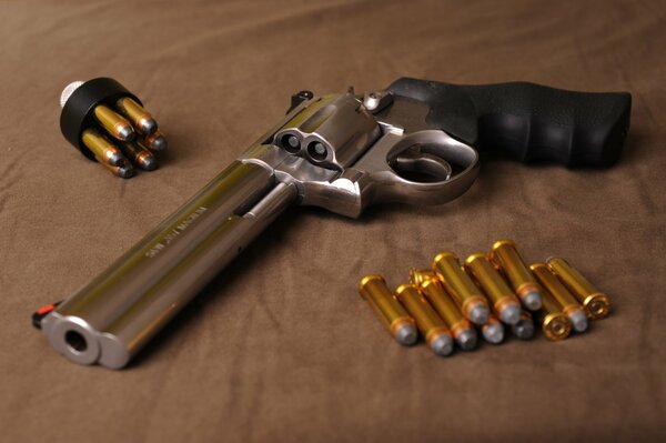 Revolver Smith-Wesson con cartucce