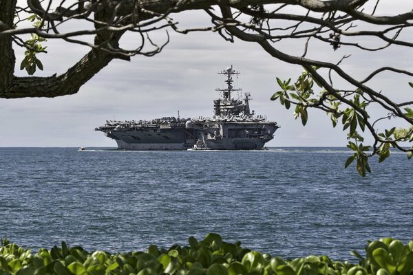 Nave da guerra degli Stati Uniti in mare