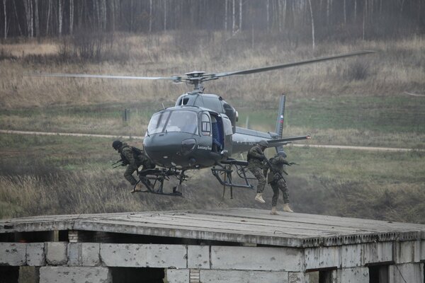 Hubschrauber des russischen Innenministeriums Landung