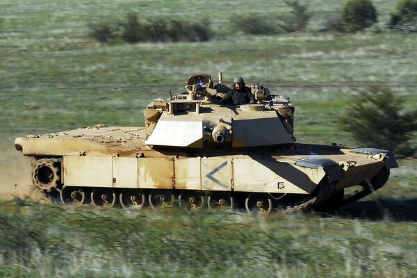 Serbatoio Abrams in movimento di combattimento