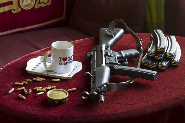 Weinroter Tisch mit Tasse und Waffen