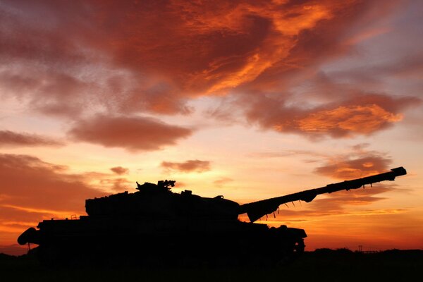 Tank auf dem Hintergrund eines schönen Sonnenuntergangs am Abend