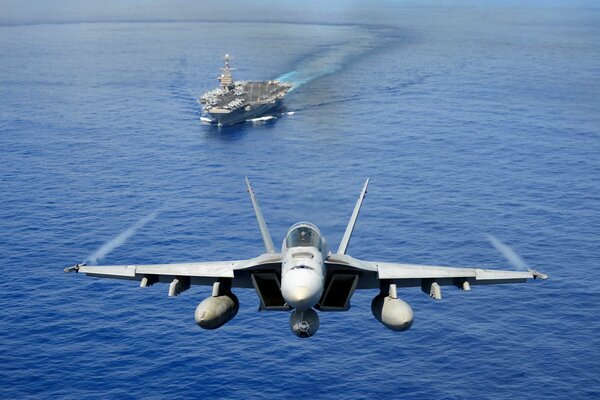 Despegue de un portaaviones desde un barco en alta mar