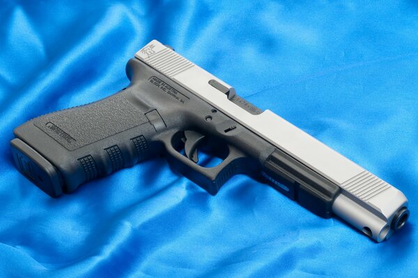 Pistolet Glock 20L sur fond bleu