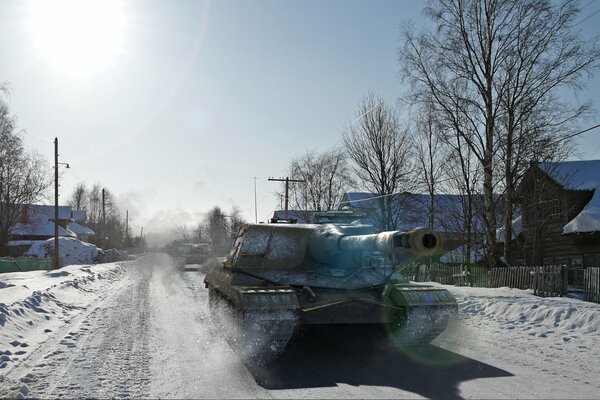 Tanque en un pueblo nevado en invierno