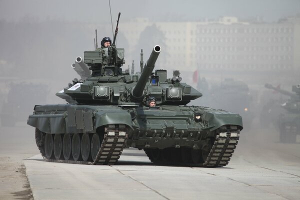 El tanque T-90 en las carreteras de hormigón de Rusia