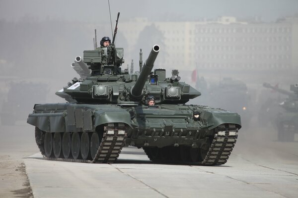 Char t-90 sur les routes en béton de la Russie