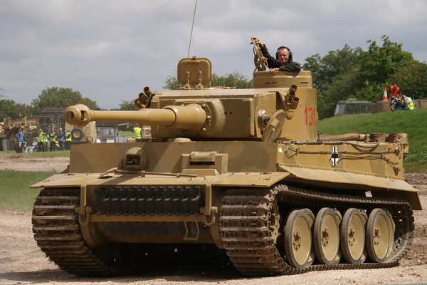 Un tanque con un petrolero conduciendo hacia adelante